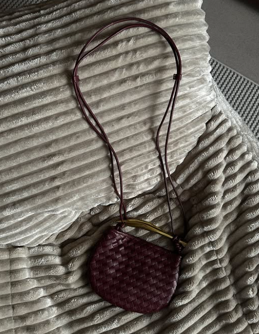 Mini bolso trenzado tipo bandolera con asa calada