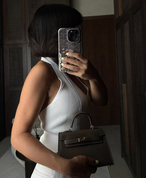 Bolso de mano pequeño y estructurado con asa y correa para el hombro