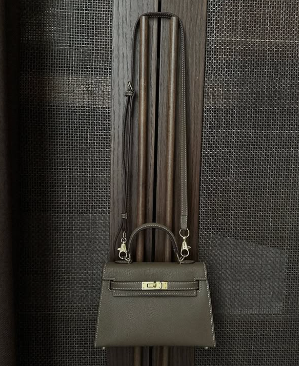 Bolso de mano pequeño y estructurado con asa y correa para el hombro