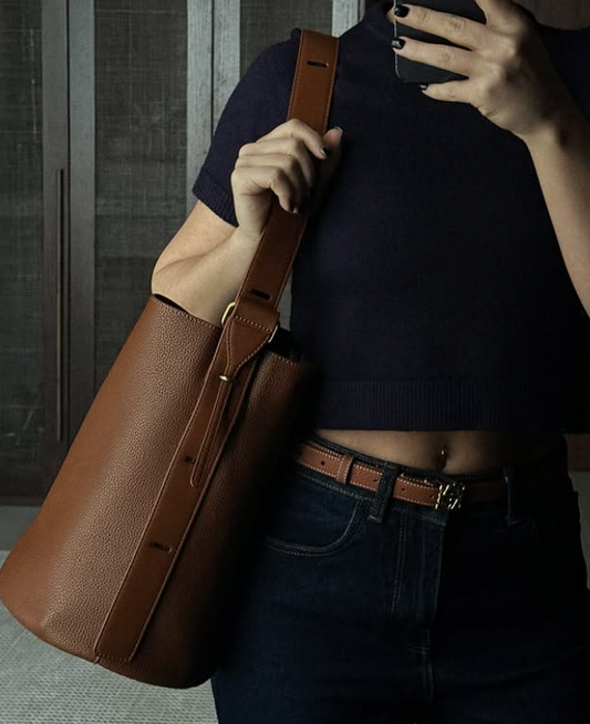 Bolso bucket estructurado con correa de hombro ajustable