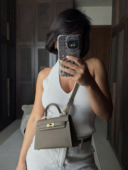 Bolso de mano pequeño y estructurado con asa y correa para el hombro