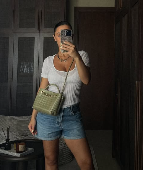 Bolso de hombro trenzado con cadena decorativa